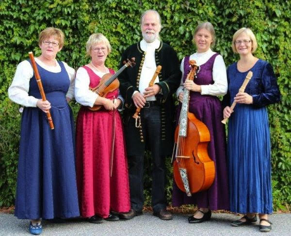 Cappella Concertante med sina instrument och historieinfluerad klädsel, klänningarna i blått, vinröd respektive lila.