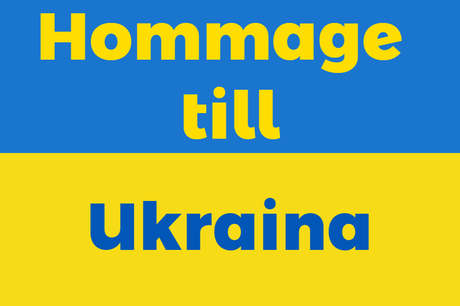 Ukrainas flagga med rubriken Hommage till Ukraina. Gul text på övre enfärgat blå flagghalvan. Ukraina med blå text på gula överhalvan. 